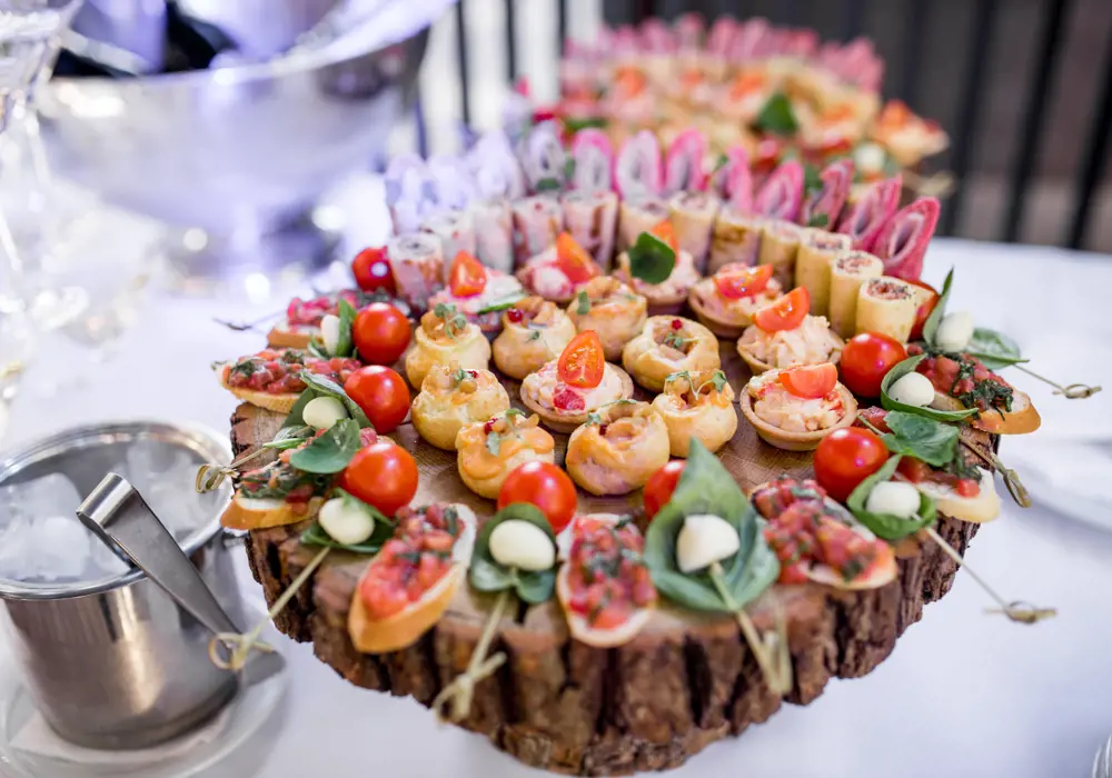 glasses-with-martini-wooden-dishes-with-appetizers-dinner-table